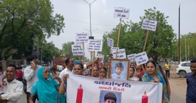 માણસામાં ગેરકાયદે આનંદ મેળામાં દુર્ઘટના: બાળકીના મોત બાદ ન્યાય માટે મૌન રેલી