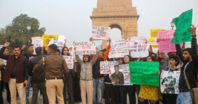 Delhi: इंडिया गेट पर प्रदर्शनकारियों ने पुलिस पर किया पेपर स्प्रे से हमला