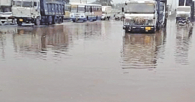 चिलोडा-हिम्मतनगर हाईवे पर ‘तालाब’ जैसी स्थिति: शिहोली के पास 1 किमी सड़क पानी में डूबी, प्रशासन की पोल खुली