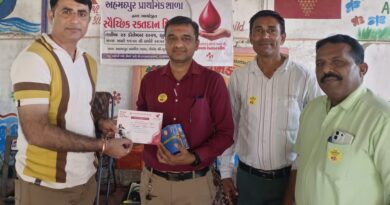 પોલીસ ઇન્સ્પેકટરના હસ્તે નિયમિત રક્તદાતા શિક્ષકને પ્રમાણપત્ર