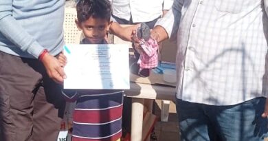 પતંગ ચગાવતા ઉત્તરાયણનું પર્વ ઉડતા પક્ષીઓ માટે જીવલેણ ન બને તે માટે આઠ યુવાનો દ્વારા સેવા યજ્ઞ