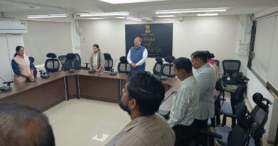 ભારતના વીર શહીદોને ભાવભીની શ્રદ્ધાંજલિ: ગાંધીનગર જિલ્લા કલેક્ટર સહિતે બે મિનિટનું મૌન પાળ્યું