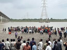 महीसागर नदी में पलट गई यात्रियों से भरी नाव: बाल-बाल बचे 8 लोग