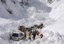 जोजिला पास पर कुदरत का कहर: भीषण हिमस्खलन की चपेट में आए दर्जनों वाहन, 7 लोगों की मौत और राहत कार्य जारी
