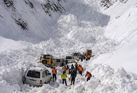 जोजिला पास पर कुदरत का कहर: भीषण हिमस्खलन की चपेट में आए दर्जनों वाहन, 7 लोगों की मौत और राहत कार्य जारी
