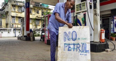 गुजरात में ईंधन संकट: मिडिल ईस्ट वॉर के असर से पेट्रोल-डीजल की सप्लाई प्रभावित, अफवाहों के बीच पंपों पर ‘नो स्टॉक’ के बोर्ड और भारी भीड़