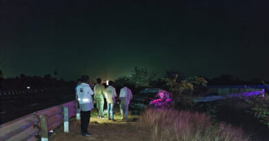 दिल्ली-मुंबई एक्सप्रेसवे पर मौत का तांडव: डिवाइडर फांदकर दूसरी ओर पलटी तेज रफ्तार कार