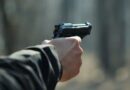 अहमदाबाद में हाई-वोल्टेज ड्रामा: रिटायर्ड DySP की गिरफ्तारी के बाद पुलिस और मीडिया के सामने भारी हंगामा