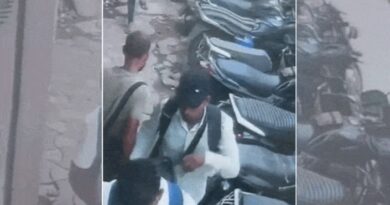 अहमदाबाद में दिनदहाड़े बड़ी वारदात: माणिक चौक में फोन पर बात कर रहे ज्वेलरी कर्मचारी की बैग से उड़ाए ₹5.50 लाख, CCTV में कैद हुई शातिर की करतूत