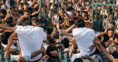 कॉकरोच जनता पार्टी के संस्थापक अभिजीत दीपके को युवक ने जड़े थप्पड़, समर्थकों ने आरोपी को जमकर पीटा