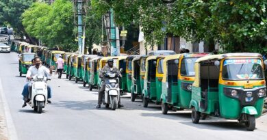 हड़ताल: अहमदाबाद में 2 लाख ऑटो-टैक्सी के पहिए थमे हड़ताल: अहमदाबाद में 2 लाख ऑटो-टैक्सी के पहिए थमे